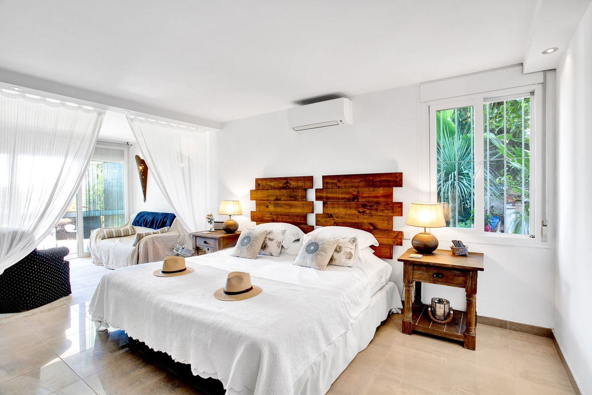 Casa de 6 Dormitorios y 5 Baños en venta en Marbesa, Marbella
