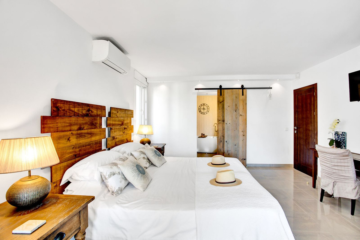 Casa de 6 Dormitorios y 5 Baños en venta en Marbesa, Marbella