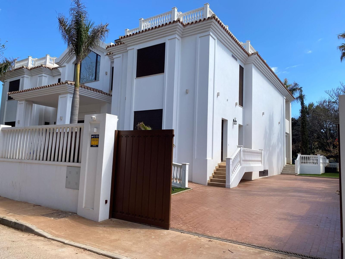 Casa de 6 Dormitorios y 9 Baños en venta en Guadalmina Baja, San Pedro de Alcántara