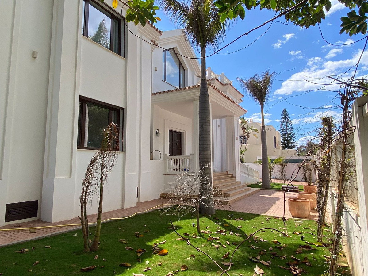 Casa de 6 Dormitorios y 9 Baños en venta en Guadalmina Baja, San Pedro de Alcántara