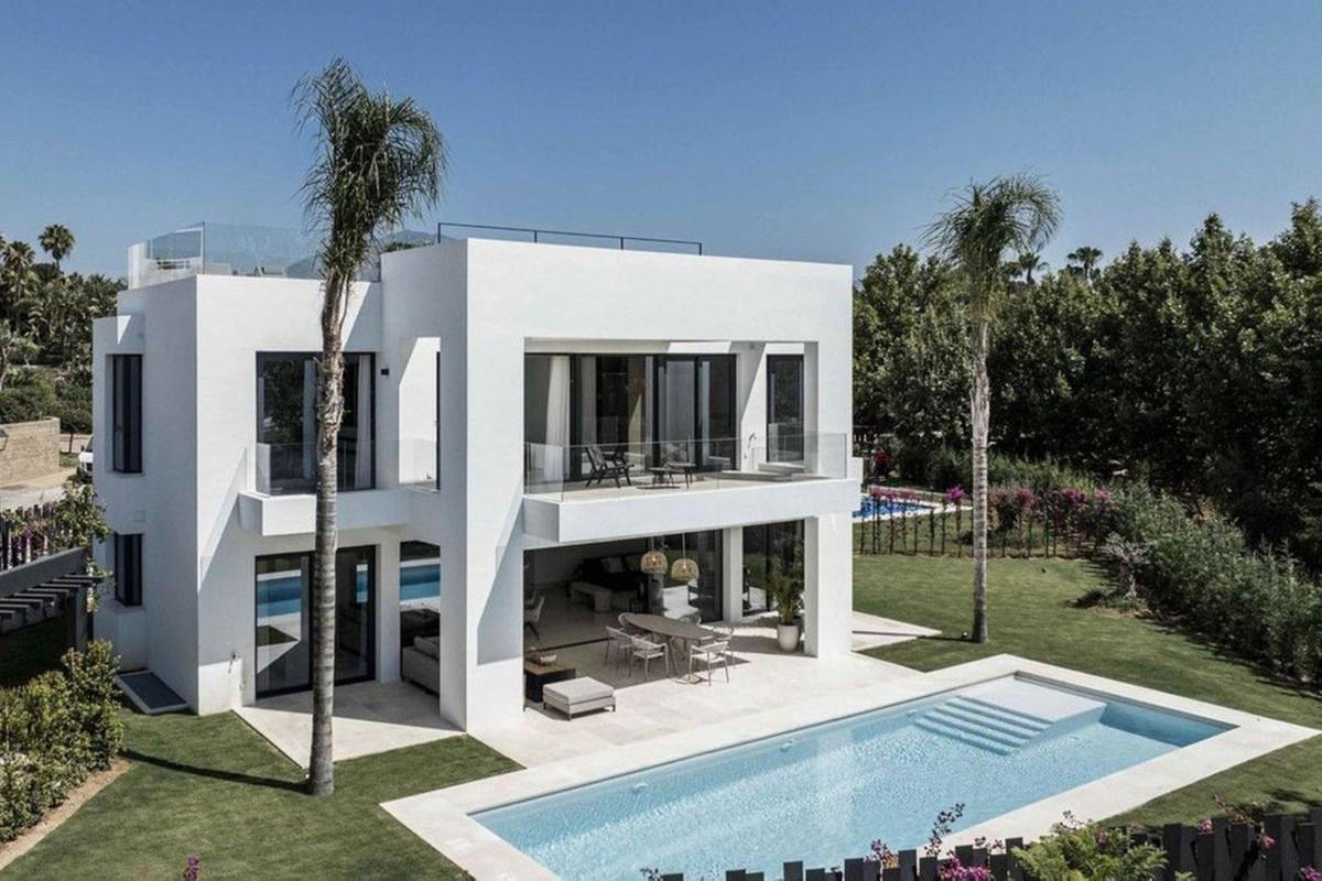 4 Bed, 5 Bath - Villa for Sale in El Paraiso, Estepona