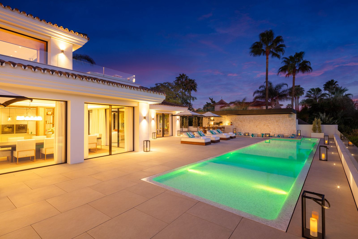 Casa de 5 Dormitorios en venta en Nueva Andalucía, Marbella