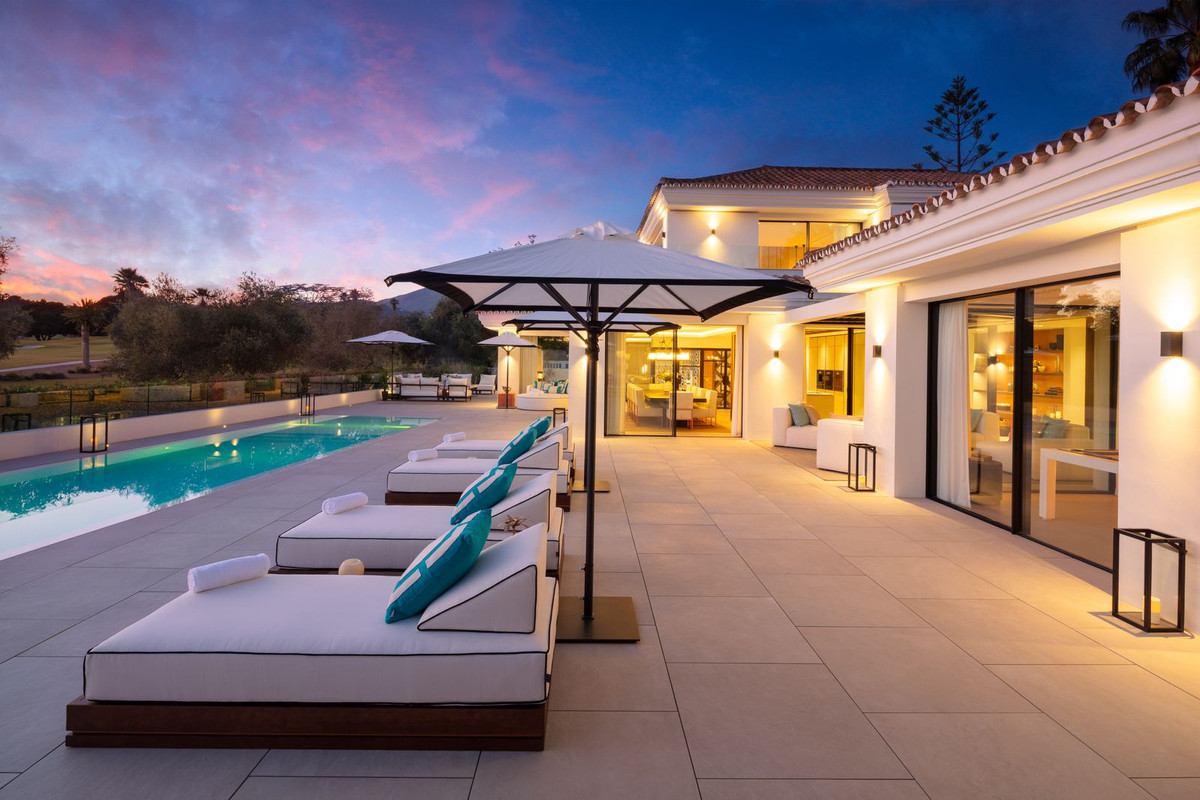 Casa de 5 Dormitorios en venta en Nueva Andalucía, Marbella