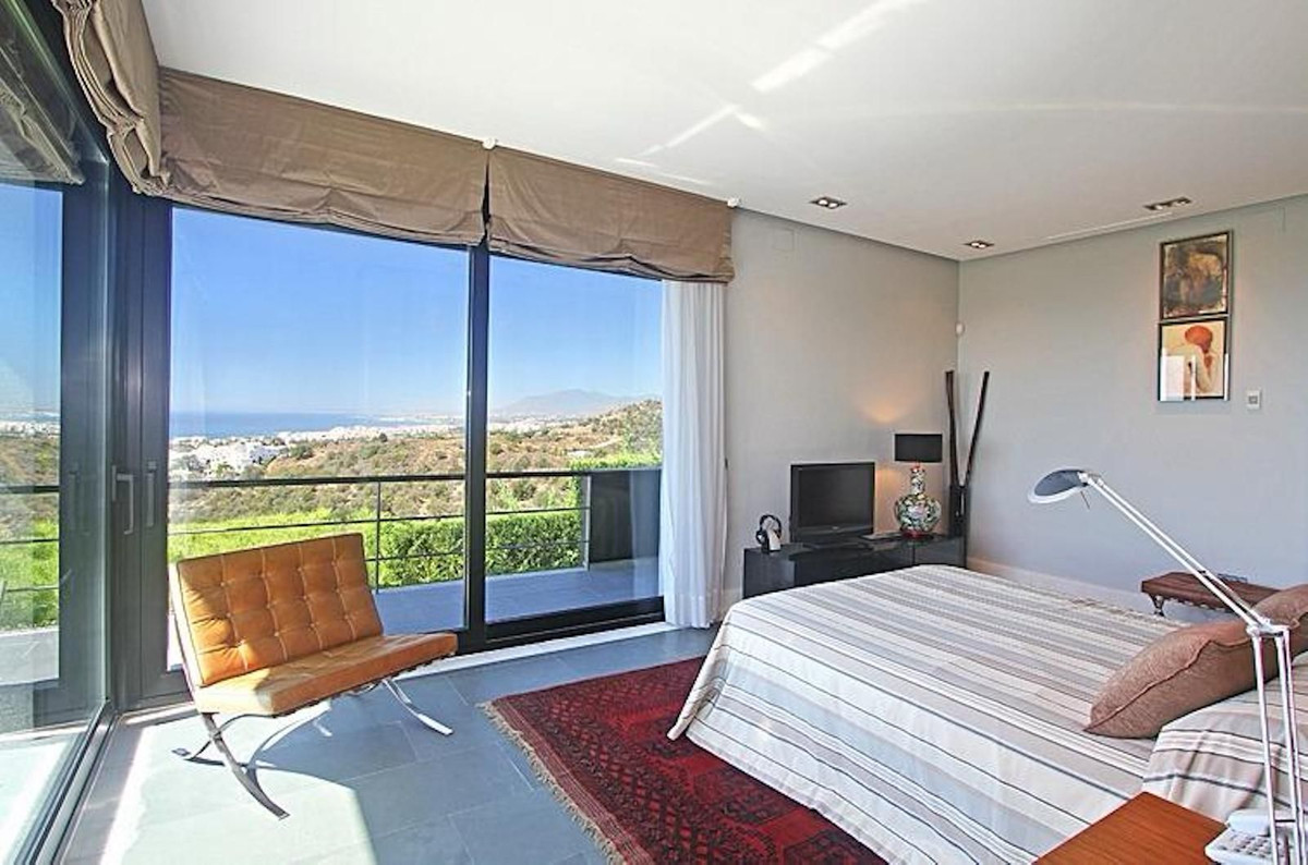 Casa de 5 Dormitorios en venta en Los Monteros, Marbella