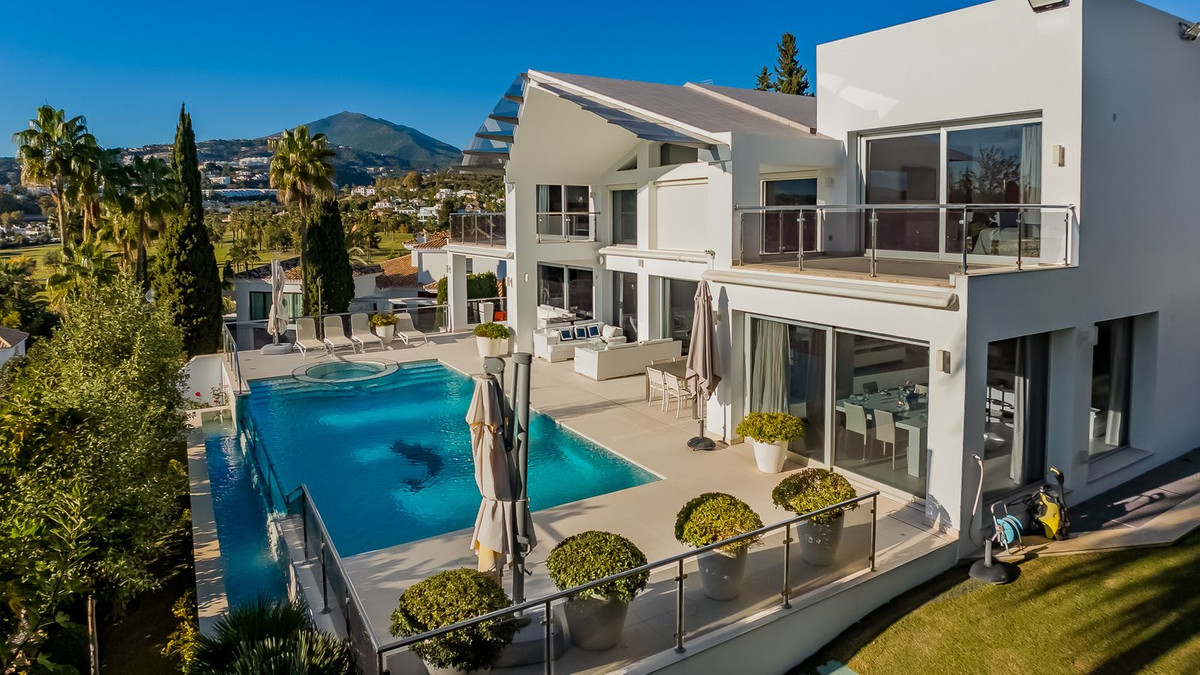 Casa de 5 Dormitorios en venta en Nueva Andalucía, Marbella