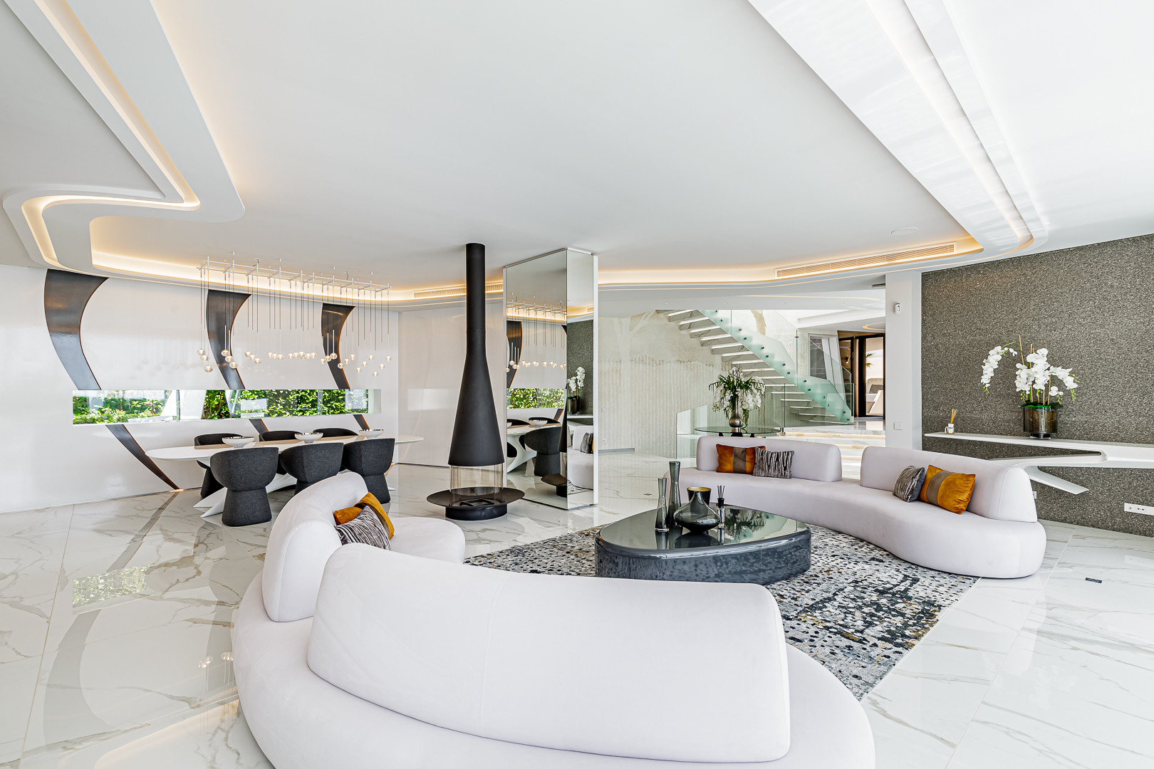 6 Bed - Villa for Sale in Los Monteros, Marbella