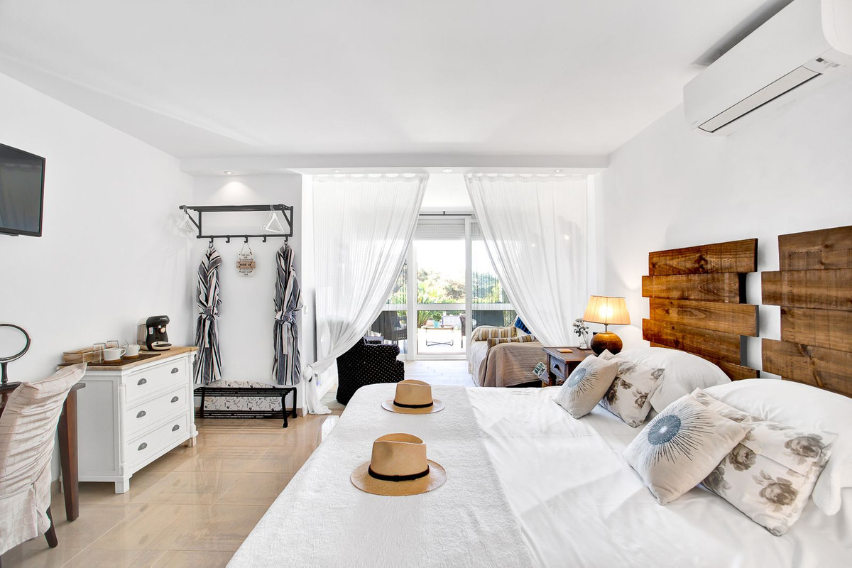 Casa de 6 Dormitorios y 5 Baños en venta en Marbesa, Marbella
