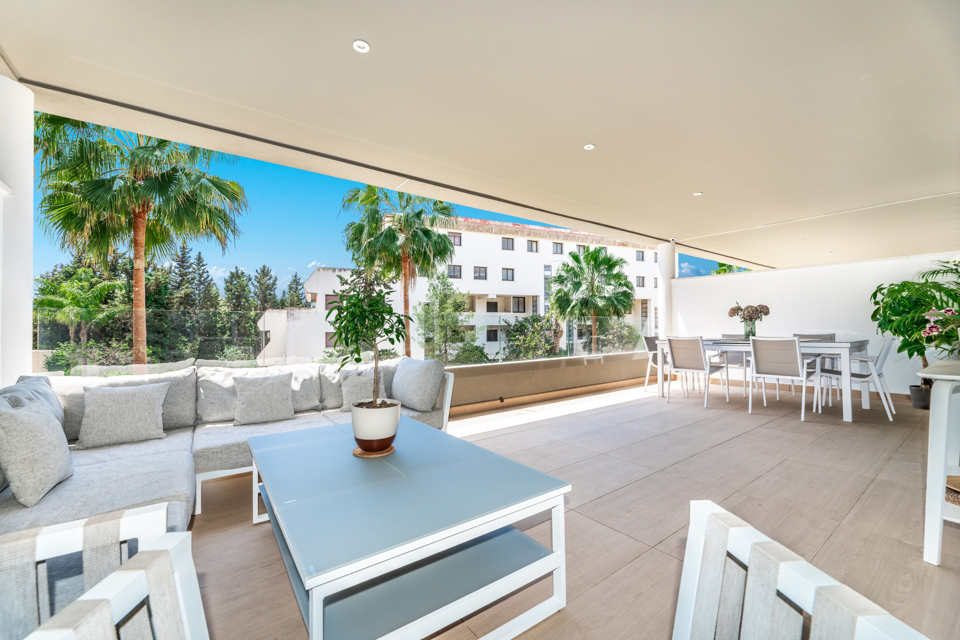 Piso de 2 Dormitorios y 2 Baños en venta en Nueva Andalucía, Marbella