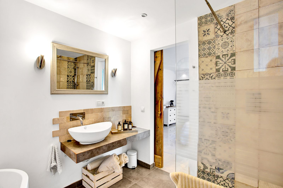 Casa de 6 Dormitorios y 5 Baños en venta en Marbesa, Marbella