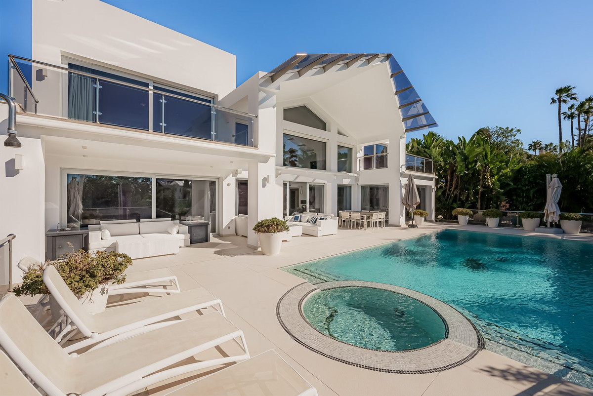 Casa de 5 Dormitorios en venta en Nueva Andalucía, Marbella