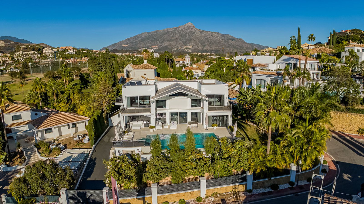 Casa de 5 Dormitorios en venta en Nueva Andalucía, Marbella