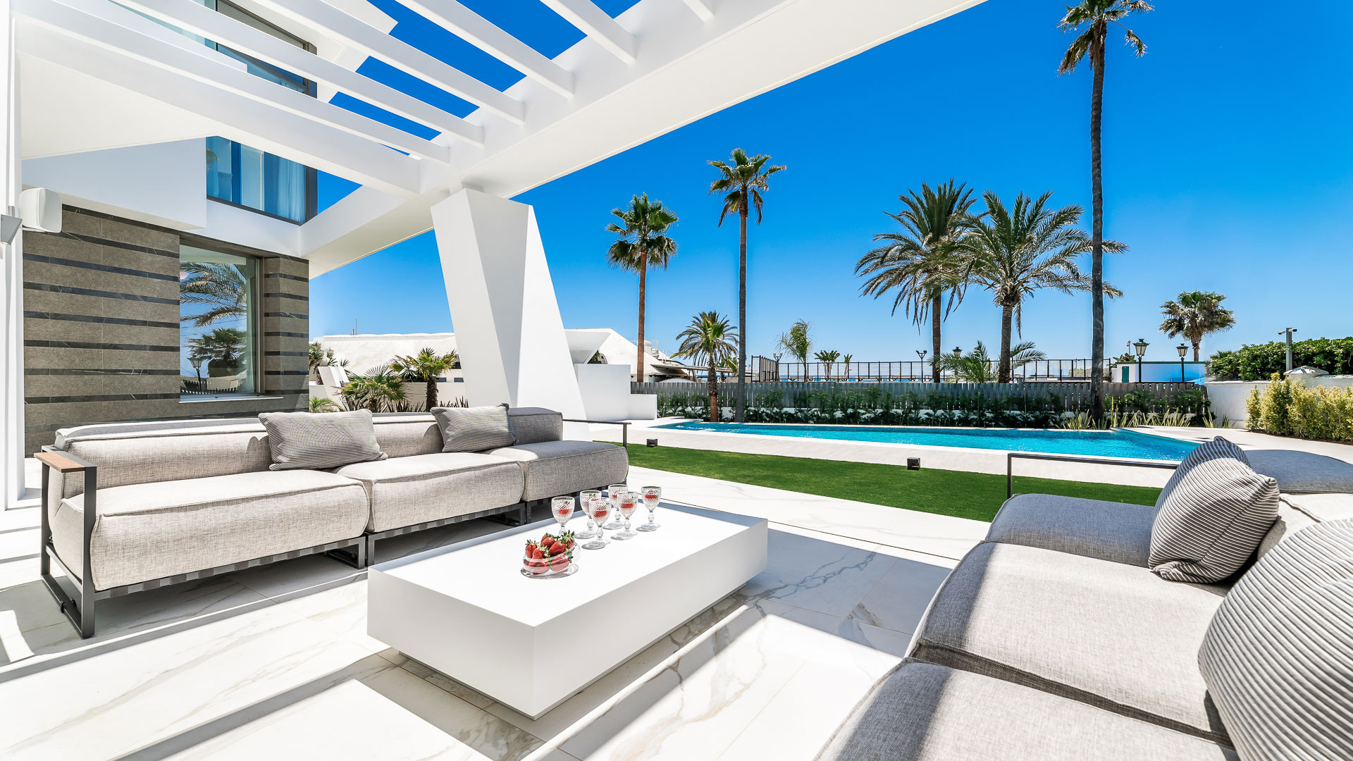 6 Bed - Villa for Sale in Los Monteros, Marbella