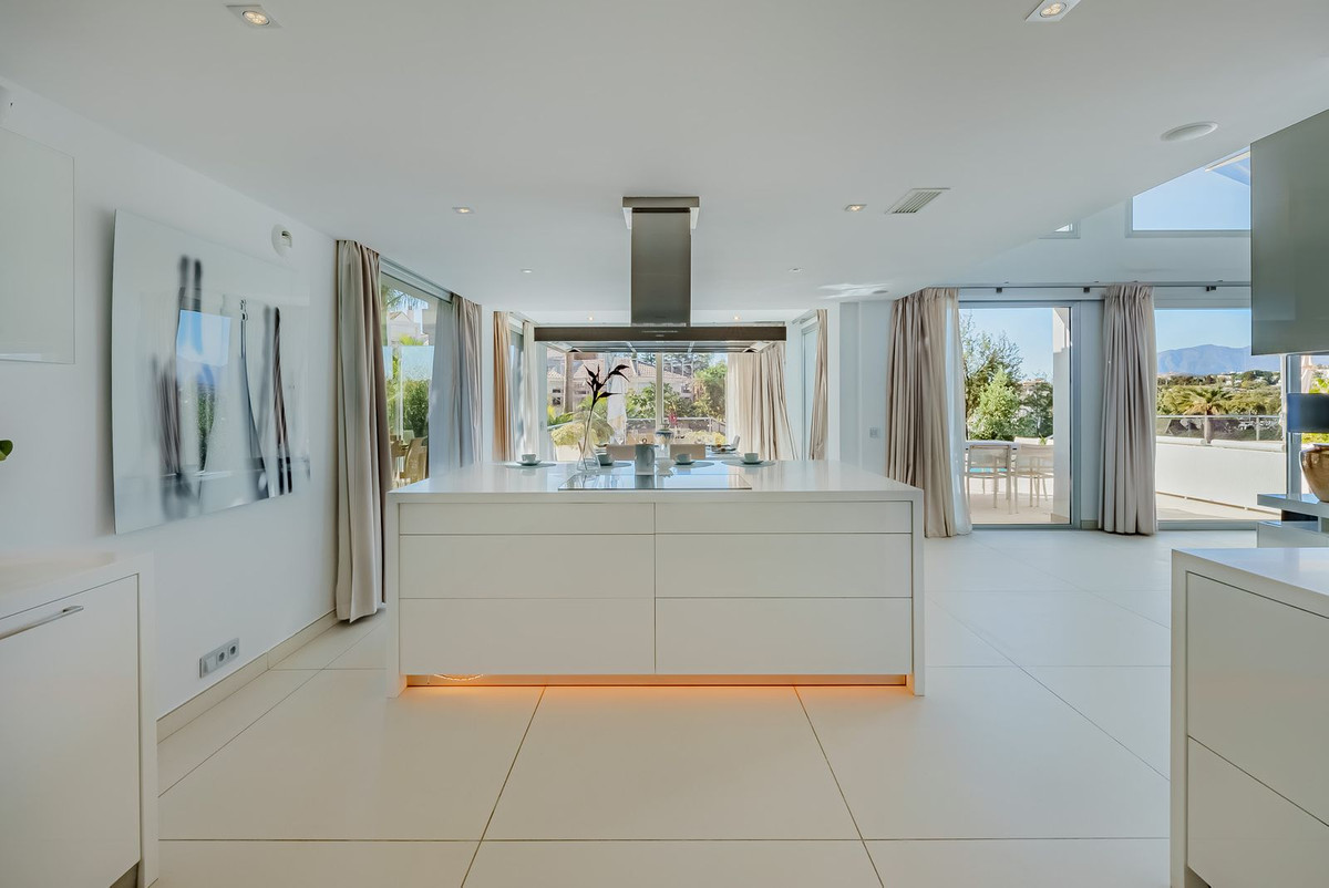 Casa de 5 Dormitorios en venta en Nueva Andalucía, Marbella