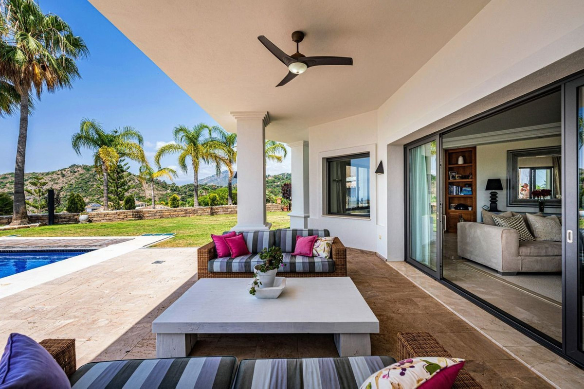 4 Bed - Villa for Sale in Los Arqueros, Benahavis