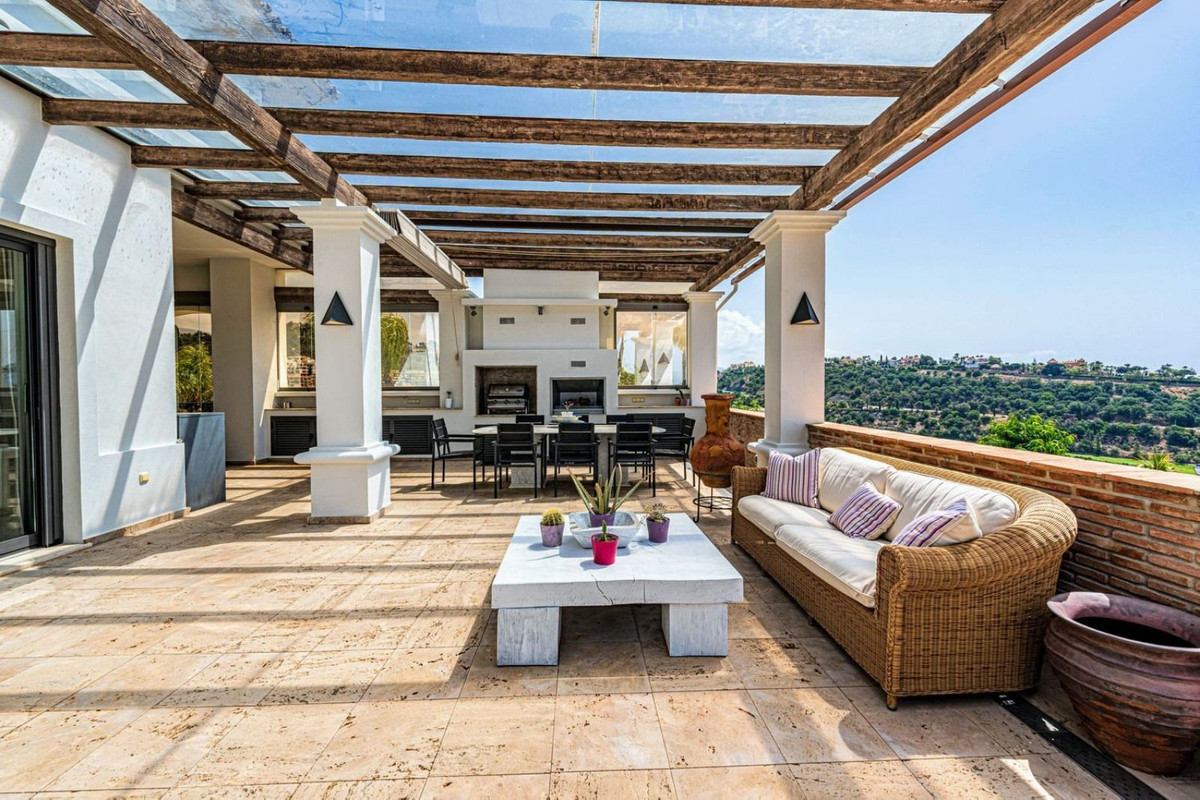 4 Bed - Villa for Sale in Los Arqueros, Benahavis
