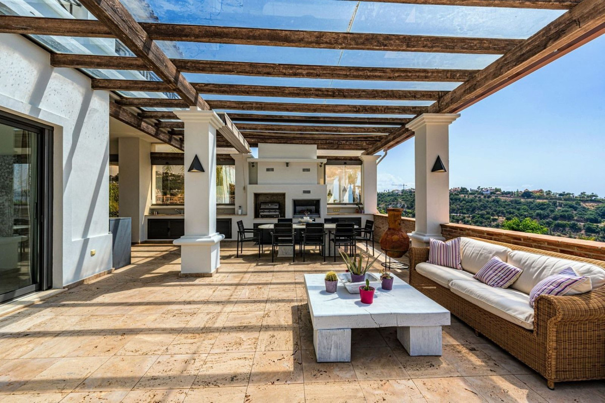 4 Bed - Villa for Sale in Los Arqueros, Benahavis
