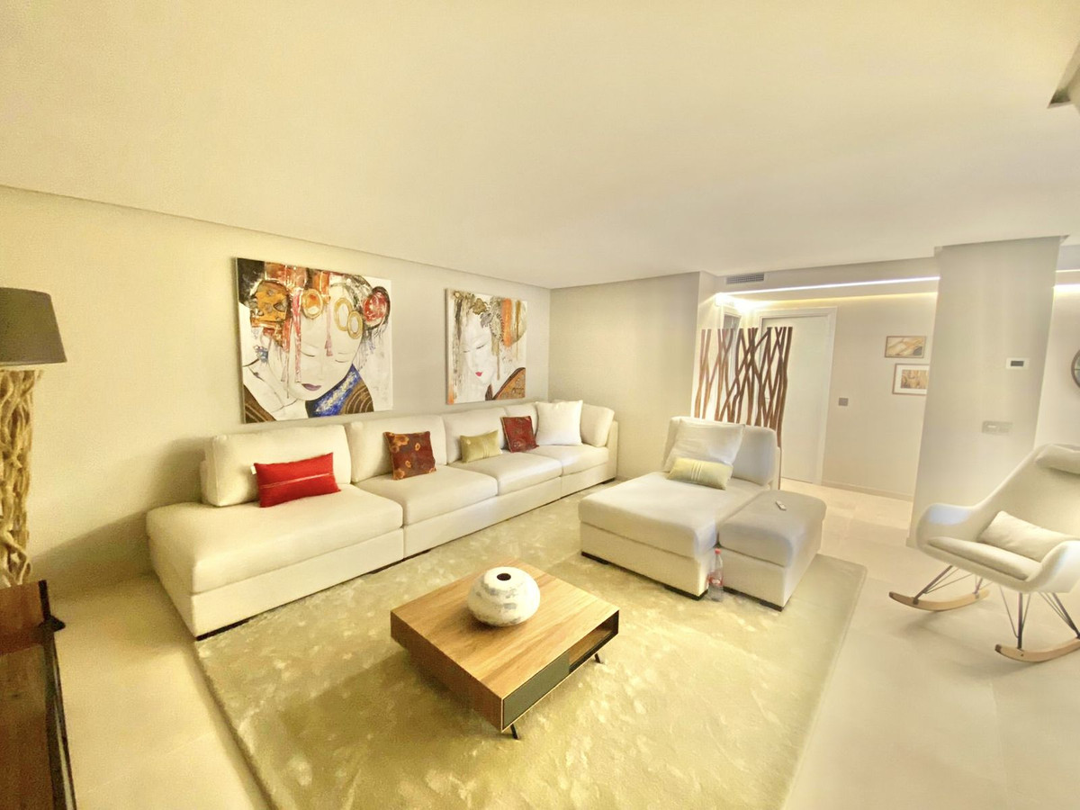 Casa de 5 Dormitorios en venta en Cerros del Aguila, Mijas