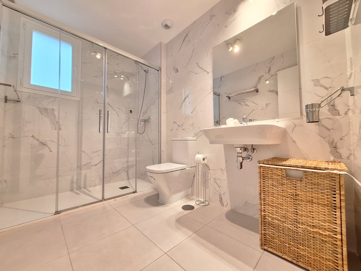 Piso de 2 Dormitorios y 2 Baños en venta en Puerto Banús, Marbella