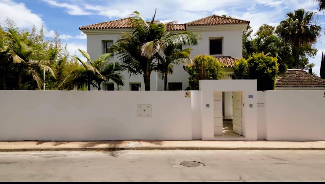 Casa de 5 Dormitorios en alquiler vacacional en Estepona