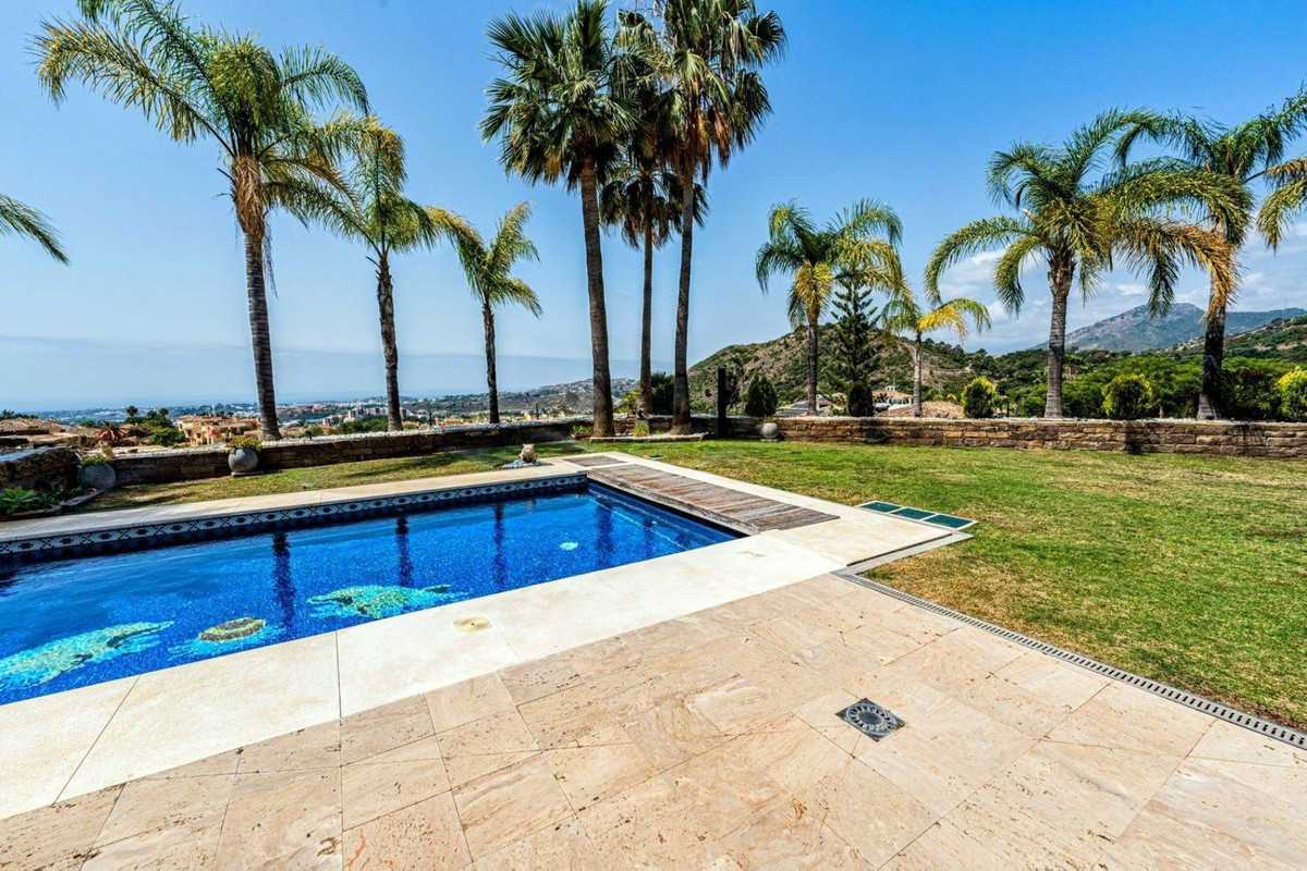 4 Bed - Villa for Sale in Los Arqueros, Benahavis