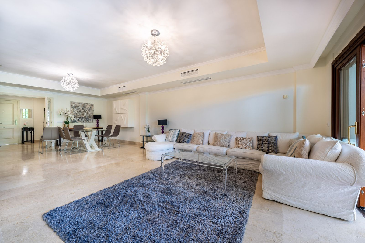 Piso de 2 Dormitorios y 3 Baños en venta en Milla de Oro, Marbella