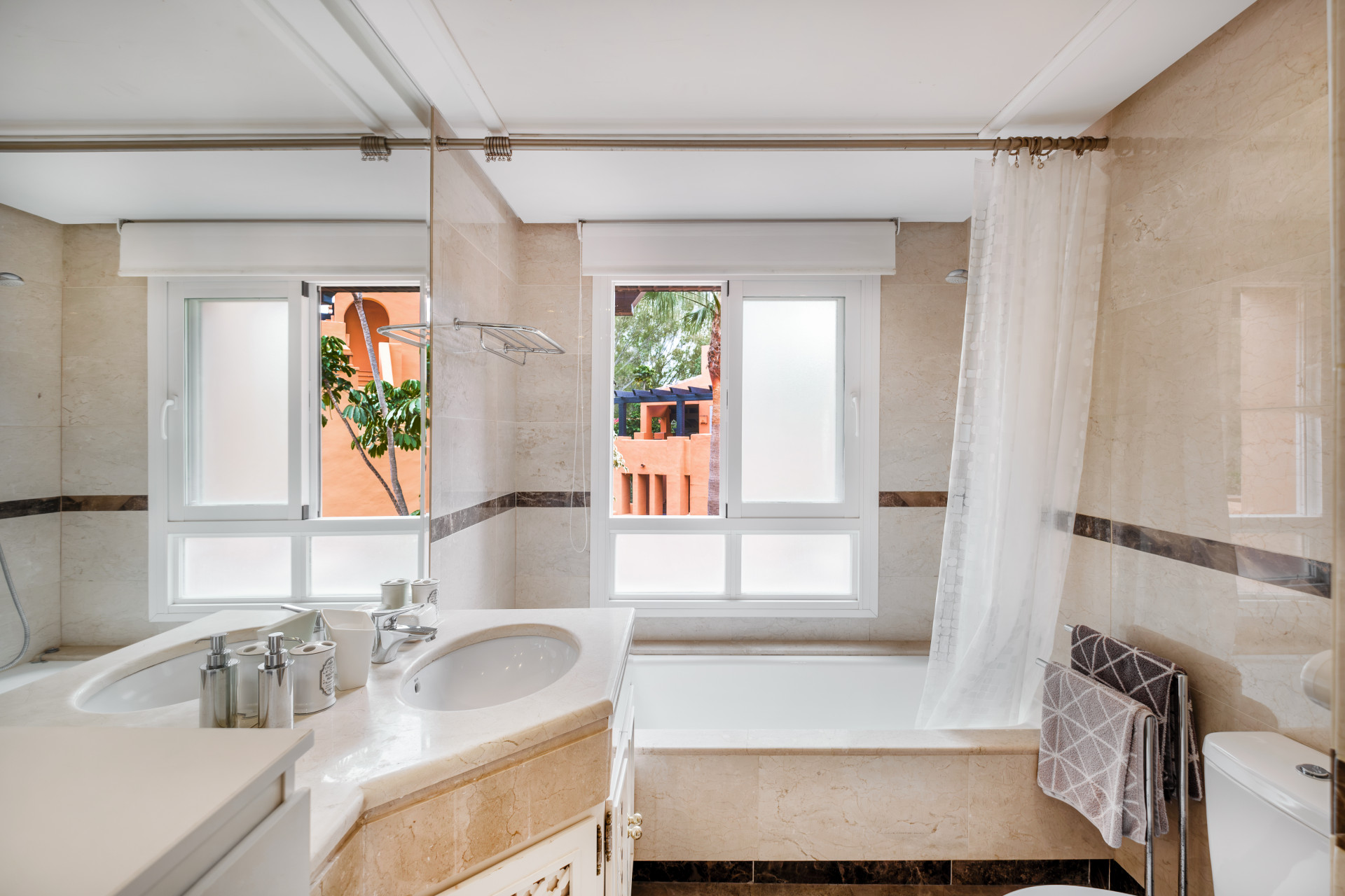 Piso de 3 Dormitorios y 2 Baños en venta en Nueva Andalucía, Marbella