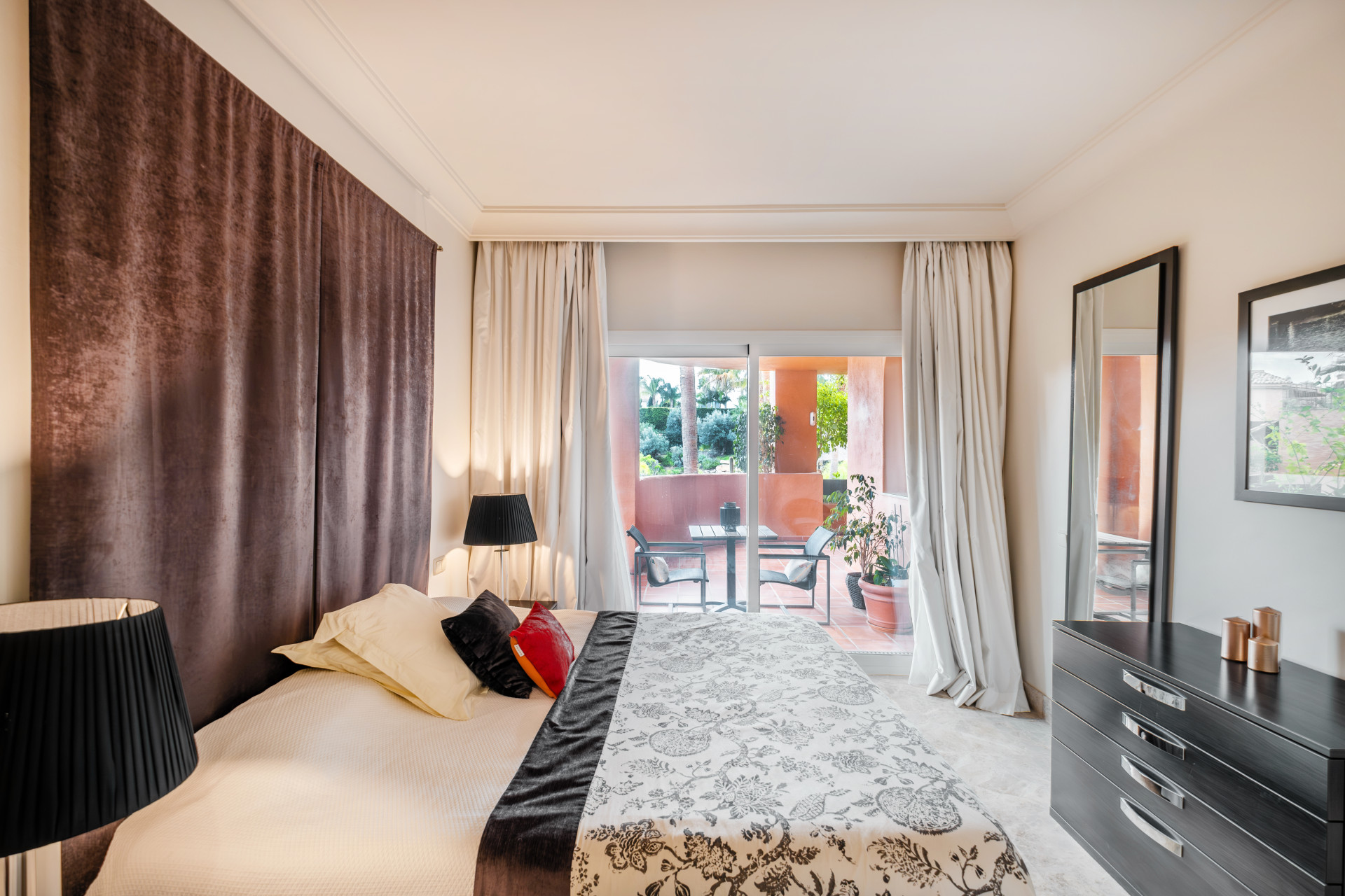 Piso de 3 Dormitorios y 2 Baños en venta en Nueva Andalucía, Marbella