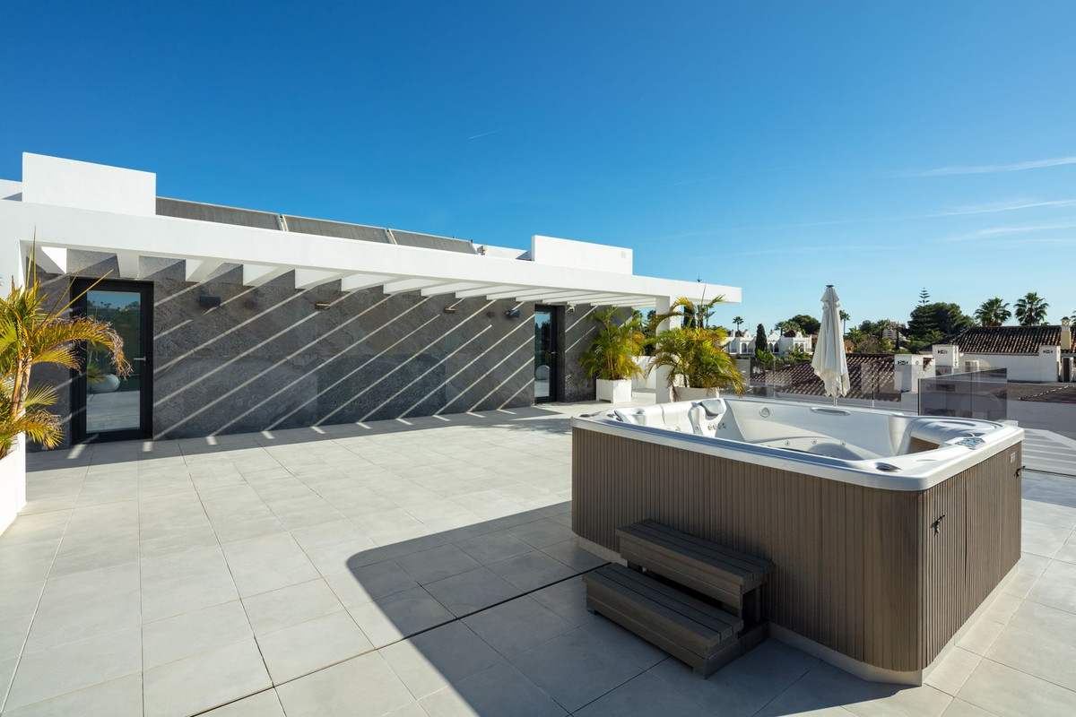 Casa de 5 Dormitorios y 5 Baños en venta en Nueva Andalucía, Marbella