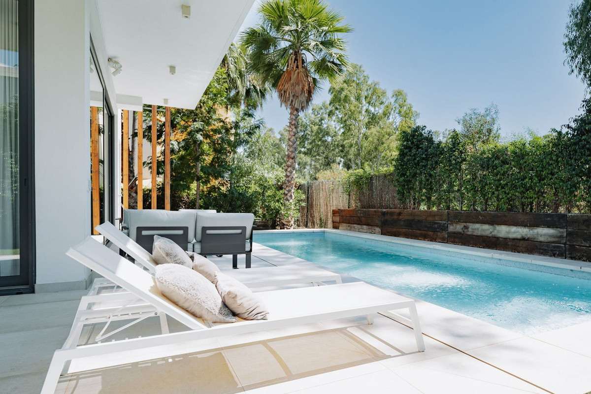 Casa de 4 Dormitorios y 4 Baños en venta en Atalaya, Estepona