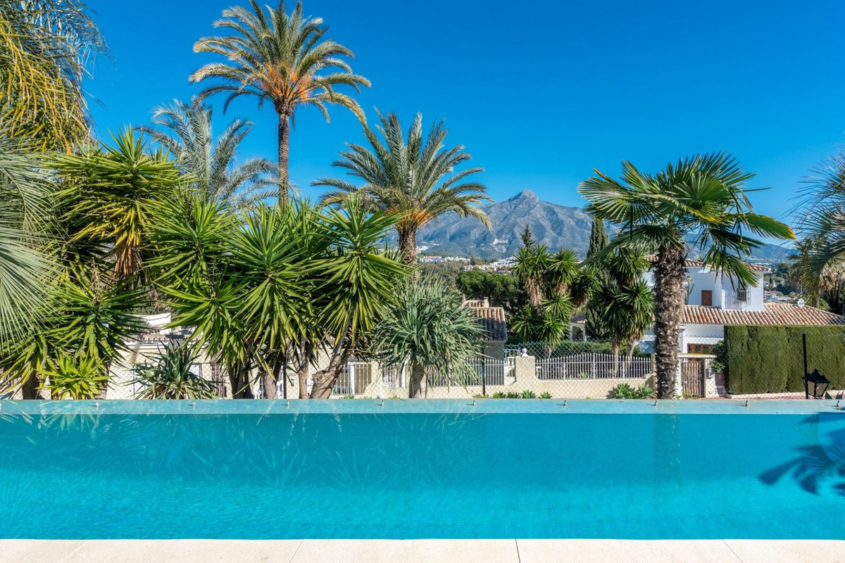 Casa de 7 Dormitorios en venta en Nueva Andalucía, Marbella