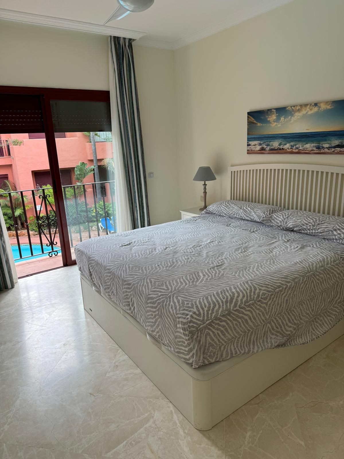 Piso de 3 Dormitorios y 2 Baños en venta en Elviria, Marbella