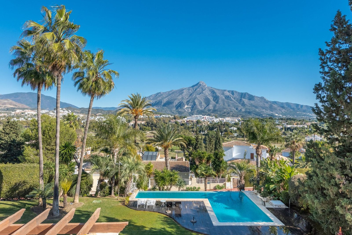 Casa de 7 Dormitorios en venta en Nueva Andalucía, Marbella