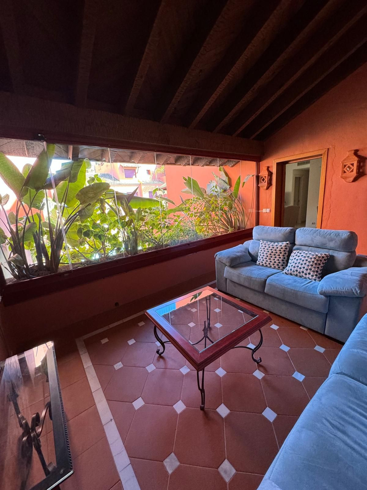 Piso de 3 Dormitorios y 2 Baños en venta en Elviria, Marbella