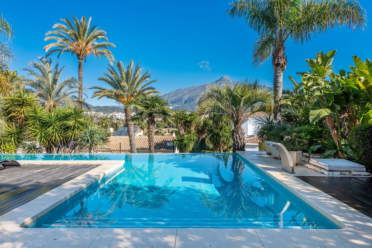 Casa de 7 Dormitorios en venta en Nueva Andalucía, Marbella