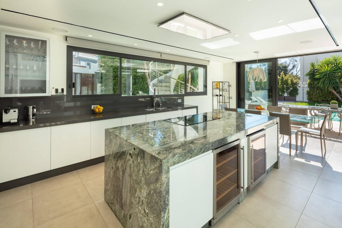 7 Bed, 7 Bath - Villa for Sale in Puerto Banus, Marbella