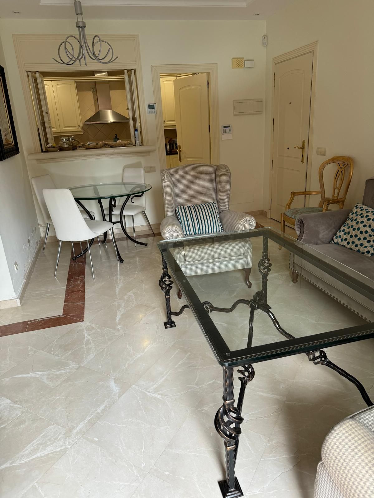 Piso de 3 Dormitorios y 2 Baños en venta en Elviria, Marbella