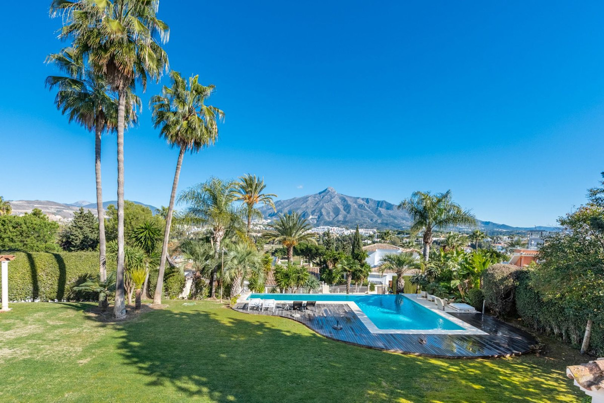 Casa de 7 Dormitorios en venta en Nueva Andalucía, Marbella