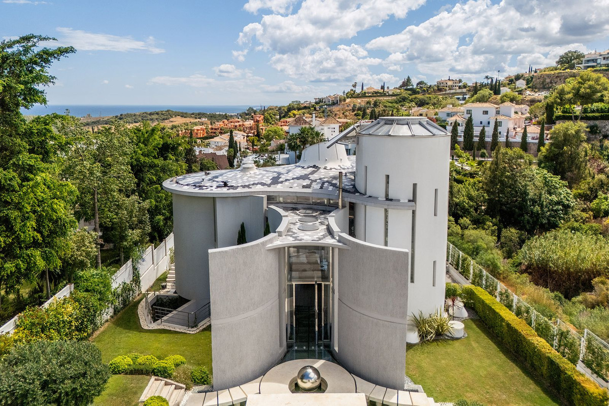 Casa de 6 Dormitorios y 6 Baños en venta en El Paraíso, Estepona