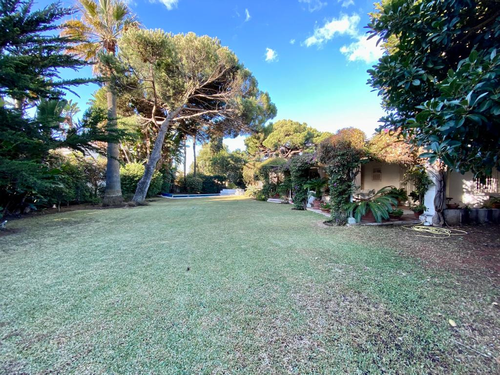 7 Bed, 4 Bath - Villa for Sale in La Alqueria, Estepona