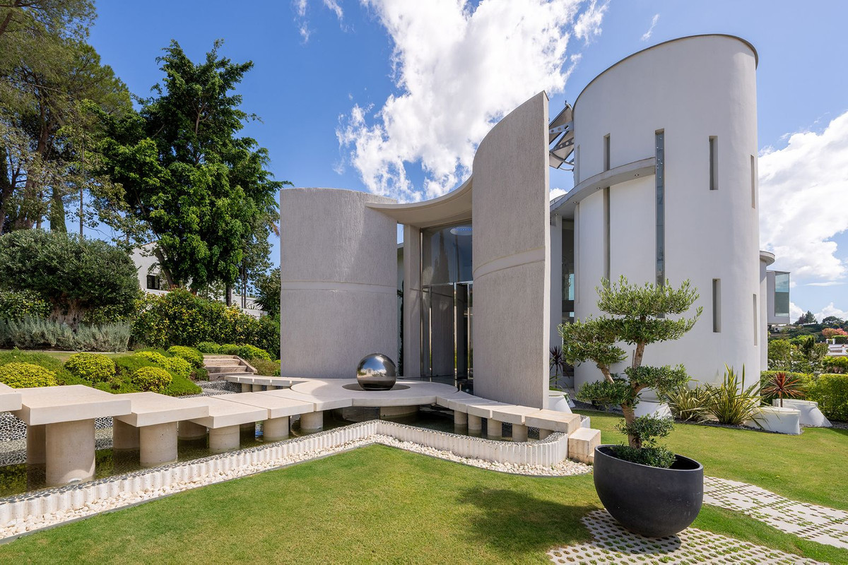 Casa de 6 Dormitorios y 6 Baños en venta en El Paraíso, Estepona