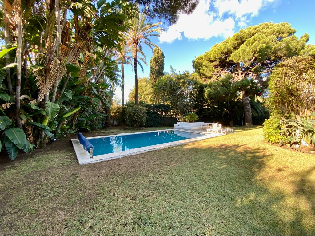 7 Bed, 4 Bath - Villa for Sale in La Alqueria, Estepona