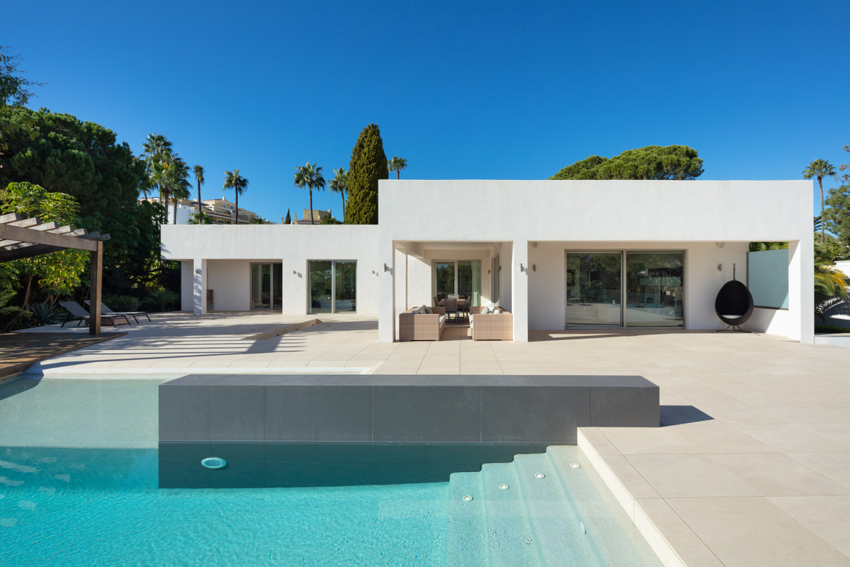 6 спални, 5 бани - Вила за продажба в Nueva Andalucia, Marbella