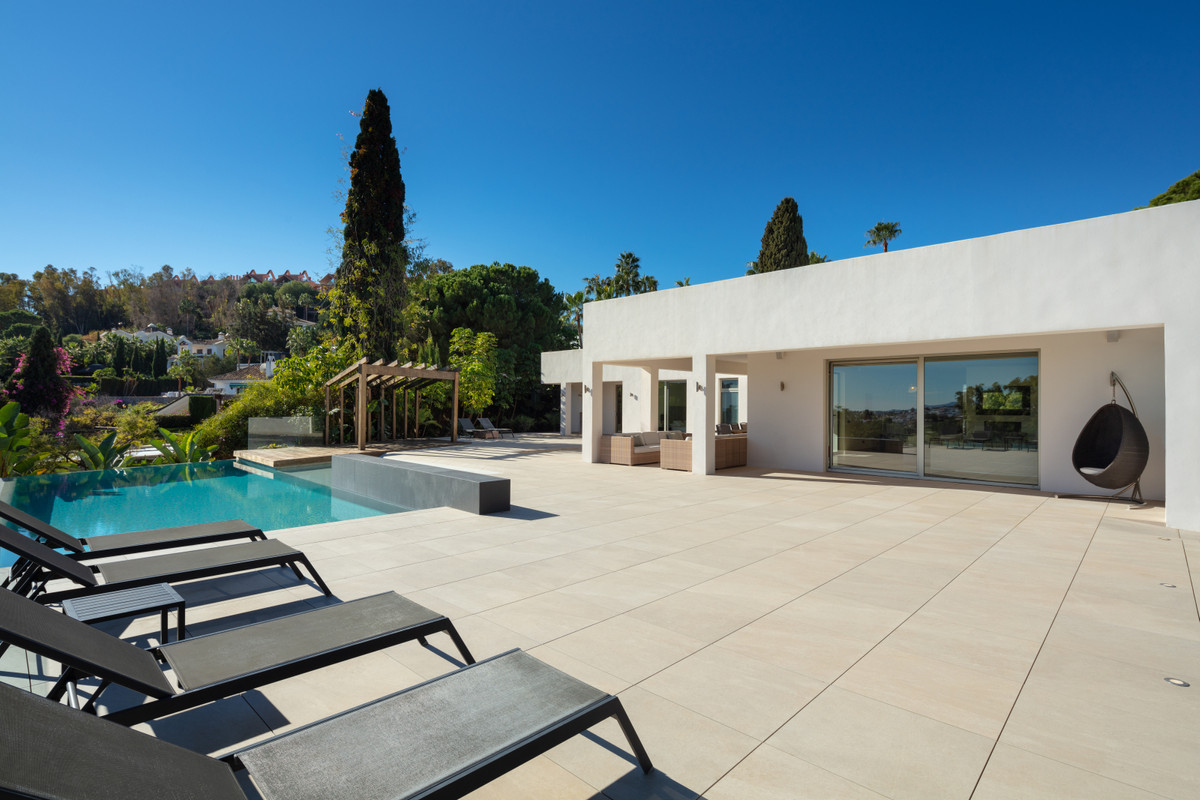 6 спални, 5 бани - Вила за продажба в Nueva Andalucia, Marbella