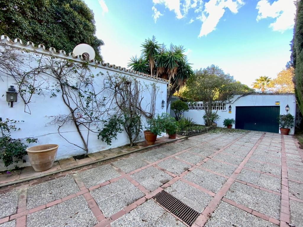 7 Bed, 4 Bath - Villa for Sale in La Alqueria, Estepona