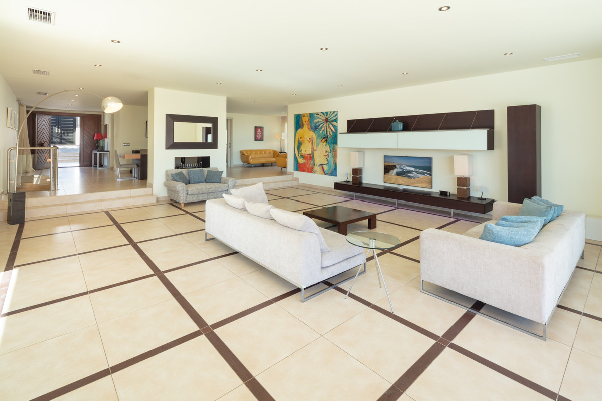 6 спални, 5 бани - Вила за продажба в Nueva Andalucia, Marbella