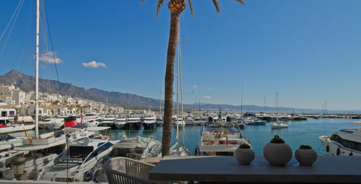 Piso de 3 Dormitorios en venta en Puerto Banús, Marbella
