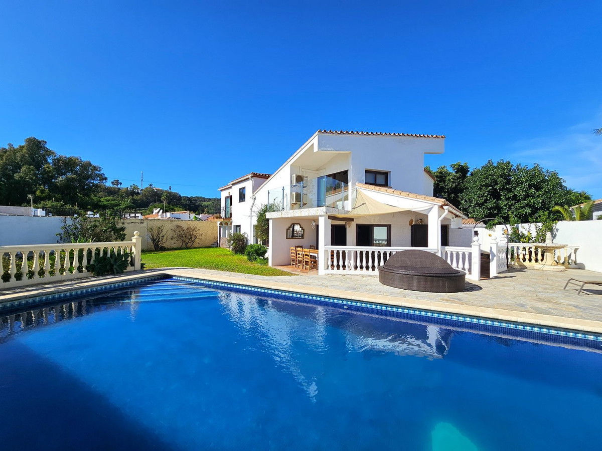 Casa de 6 Dormitorios en venta en Estepona
