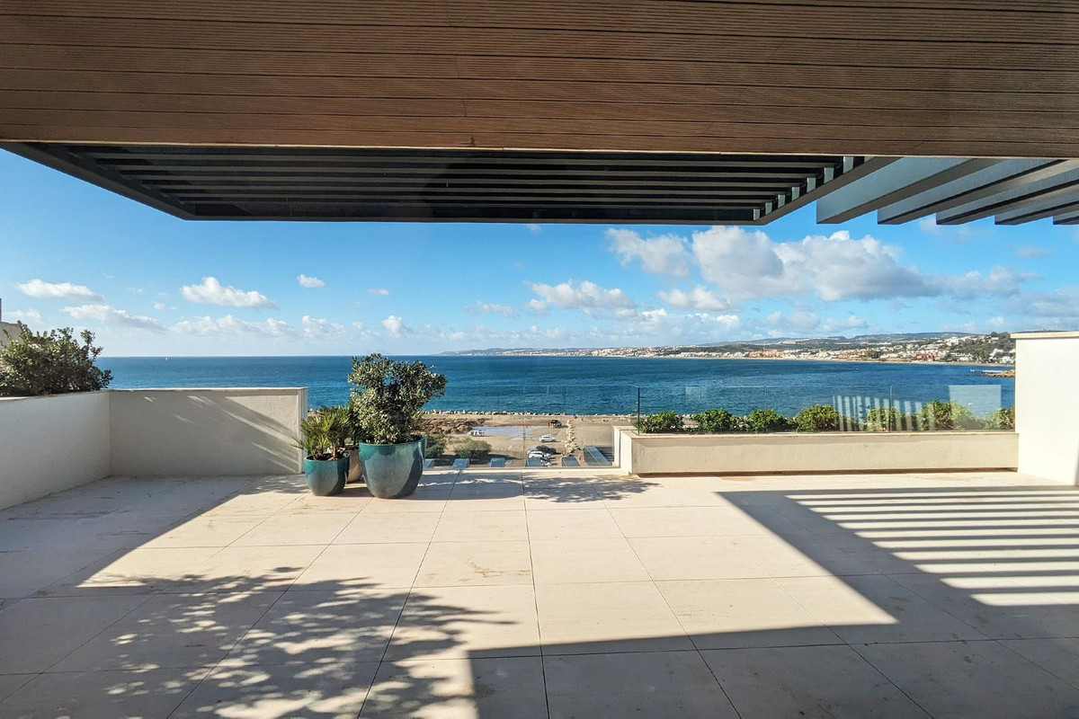 Piso de 2 Dormitorios y 3 Baños en venta en La Alqueria, Estepona