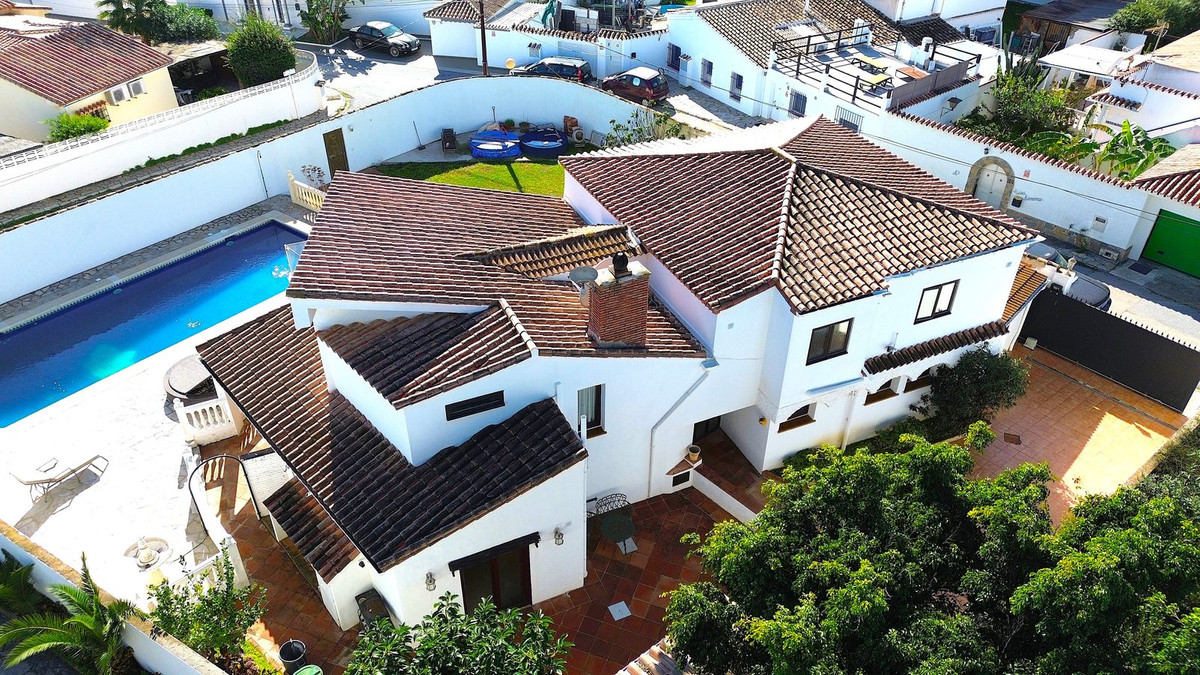 Casa de 6 Dormitorios en venta en Estepona