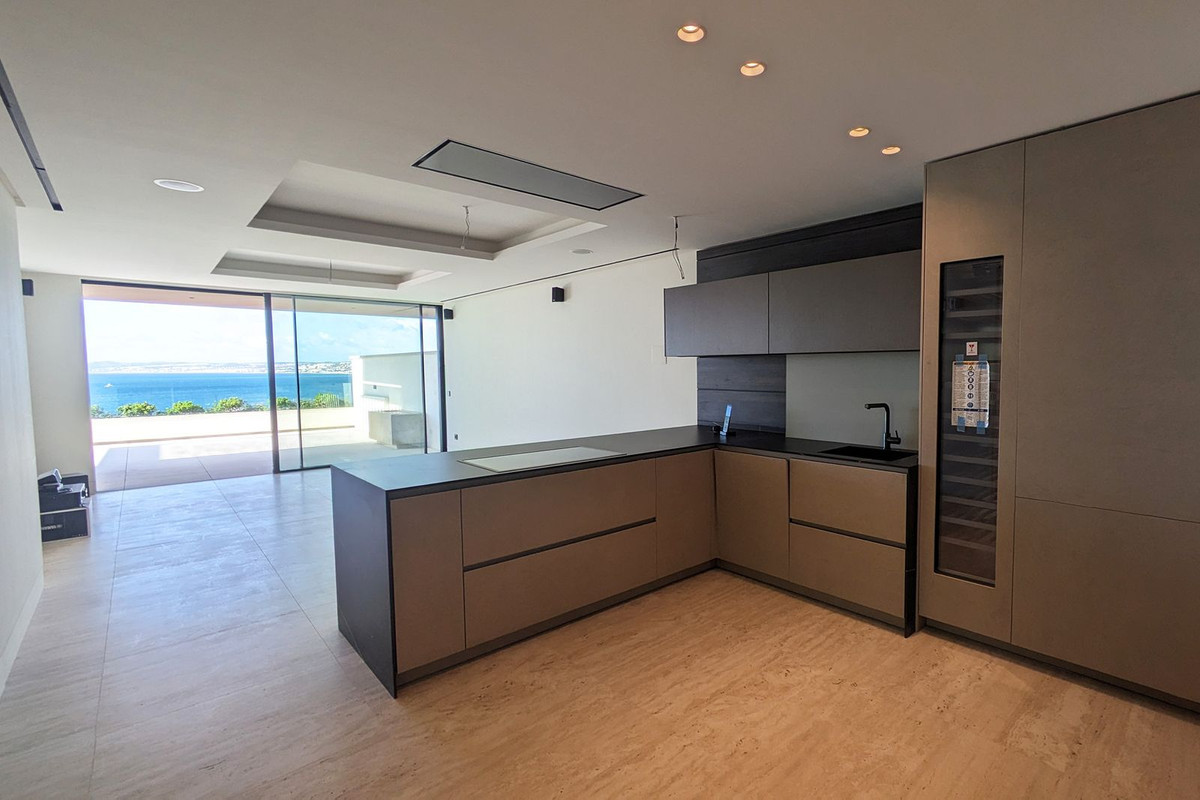 Piso de 2 Dormitorios y 3 Baños en venta en La Alqueria, Estepona